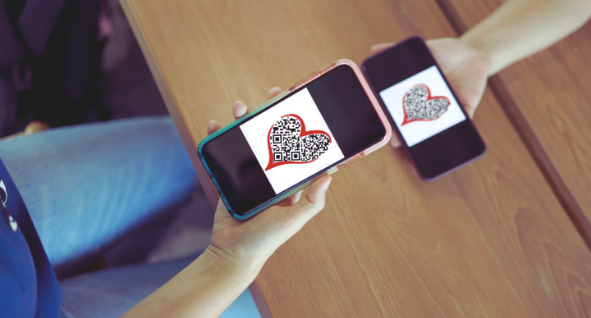 QR codes en forme de cœur sur deux téléphones